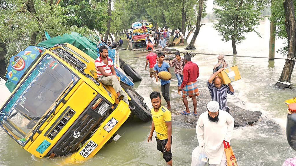 পানি নামলেও নামছে   না পণ্যের দাম