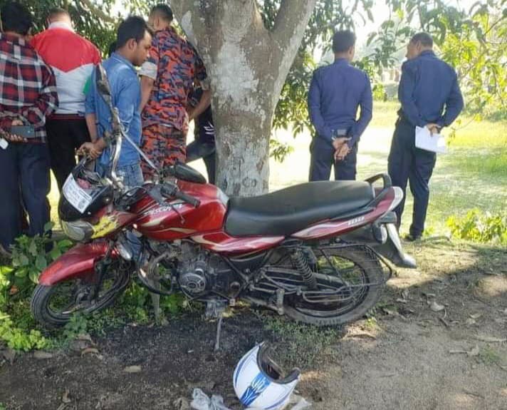 পুকুর পাড়ে মোটরসাইকেল-জুতা-হেলমেট, নিখোঁজ ব্যবসায়ী