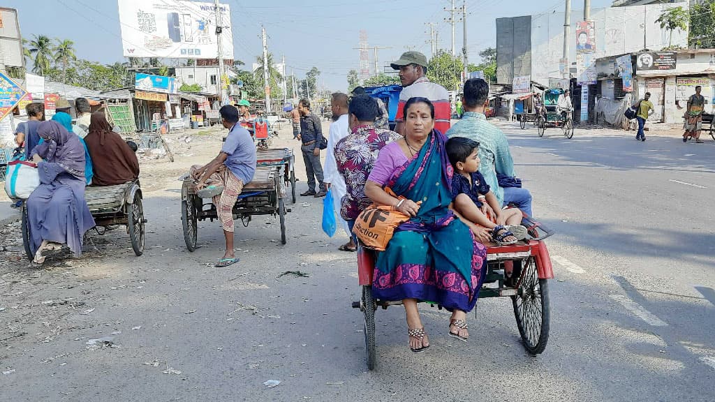 বাস ধর্মঘট: বাগেরহাটে সমাজকর্মী নিয়োগ পরীক্ষায় অনুপস্থিত অনেকে