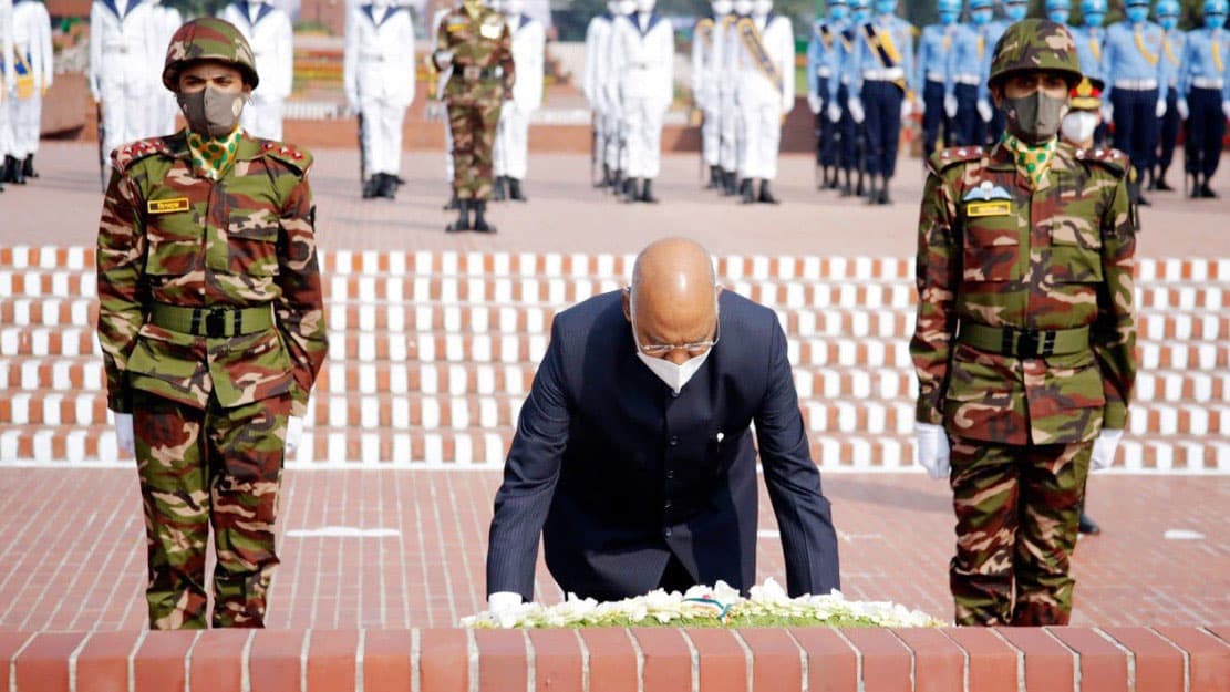 জাতীয় স্মৃতিসৌধে শ্রদ্ধা জানিয়েছেন ভারতের রাষ্ট্রপতি 