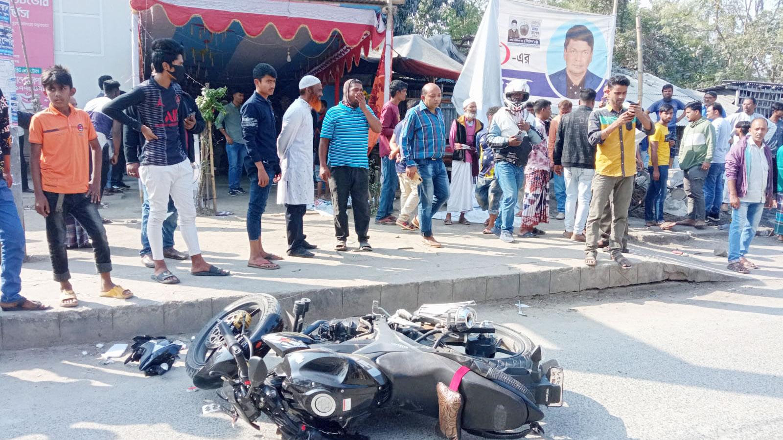 চাঁপাইনবাবগঞ্জে স্বতন্ত্র প্রার্থীর নির্বাচনী কার্যালয়ে হামলা-ভাঙচুর