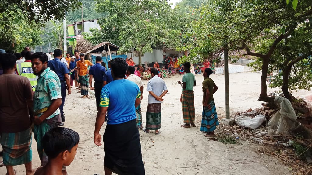 কোটচাঁদপুরে বাঁওড়ে মাছ ছাড়া নিয়ে হালদার ও ইজারাদারদের হাতাহাতি