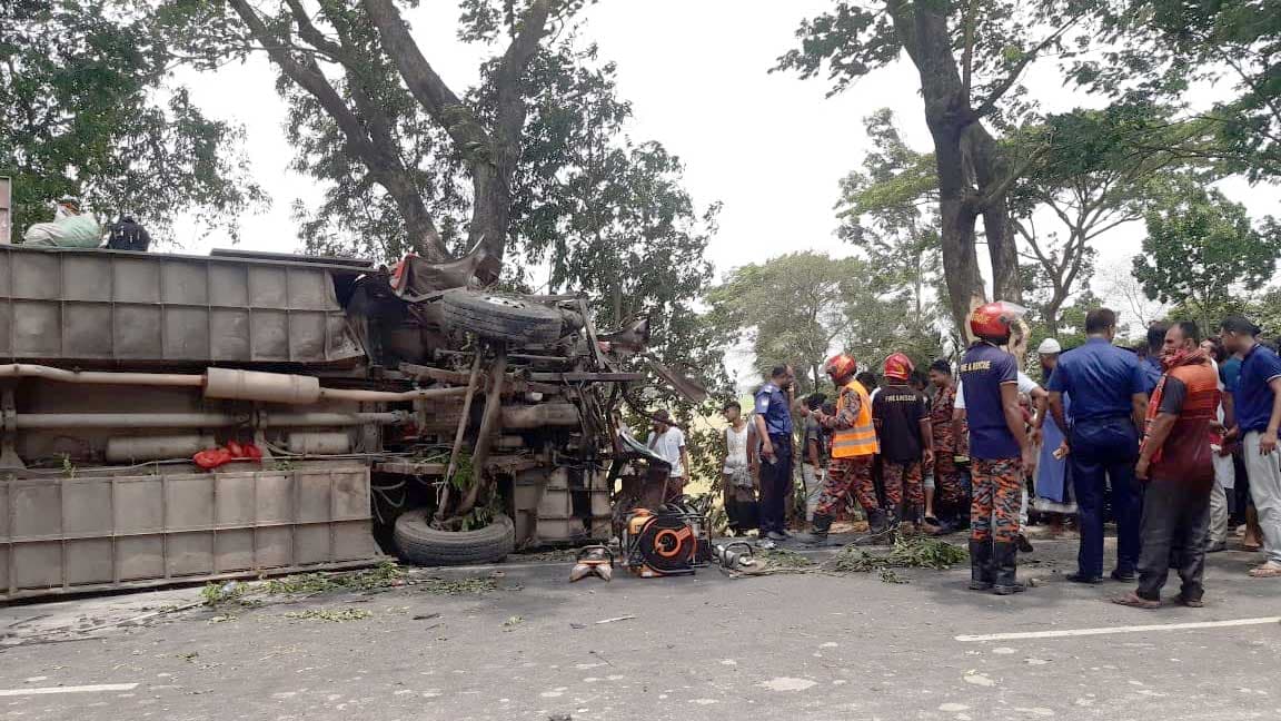 কাশিয়ানীতে বাস, মোটরসাইকেল ও প্রাইভেটকারের সংঘর্ষ, নিহত ৮