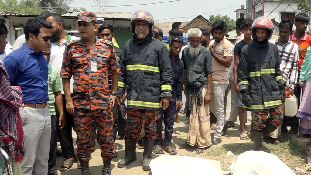 মোটরসাইকেল থেকে ছিটকে পড়ে পিকআপচাপায় স্বামী-স্ত্রী নিহত