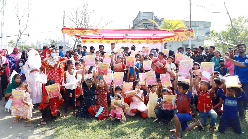 সুবিধাবঞ্চিতদের মুখে হাসি ফোটালেন তাঁরা