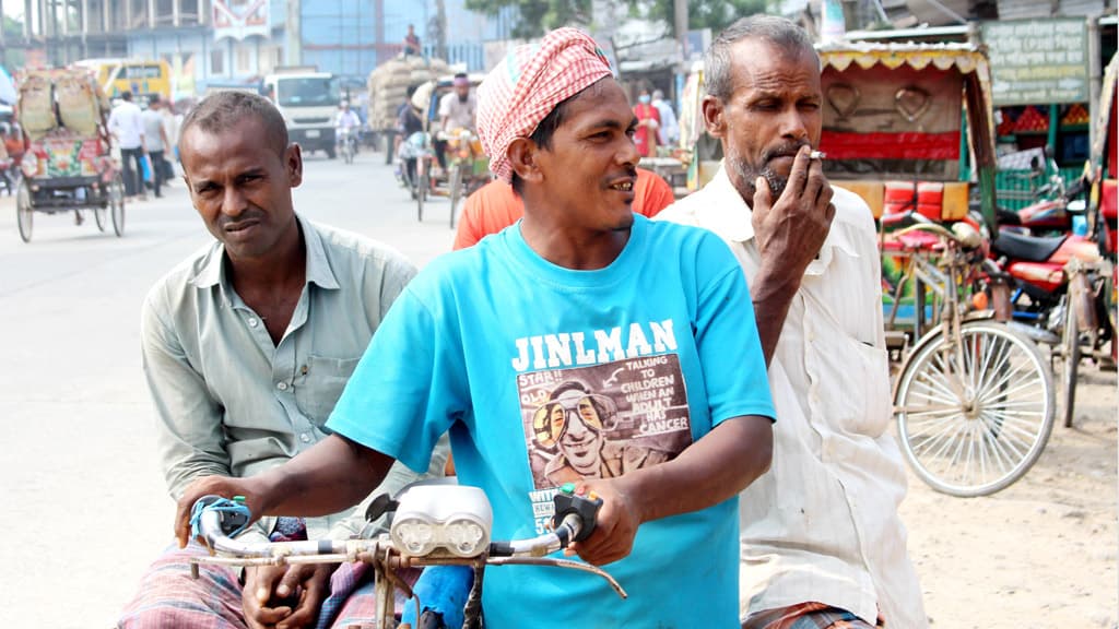 দিন দিন মাস্ক পরা ভুলেই যাচ্ছে মানুষ