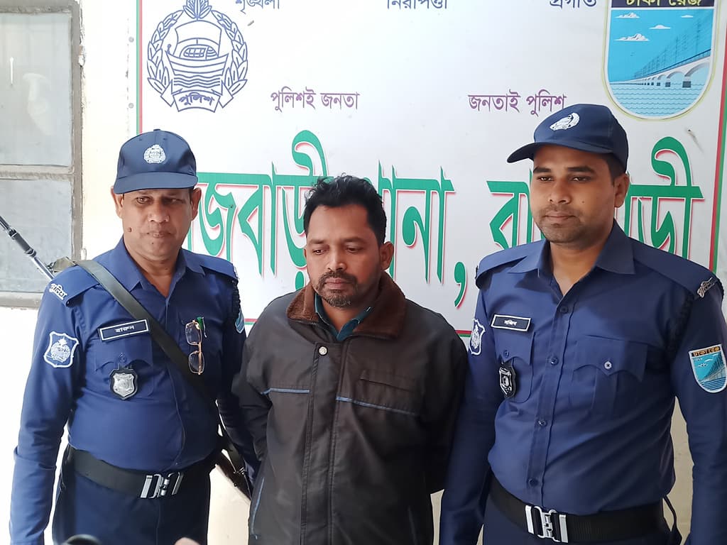 পাসপোর্টের জন্য ৭ মাস ঘুরে ‘দালালকে’ পুলিশে দিলেন ভুক্তভোগী 