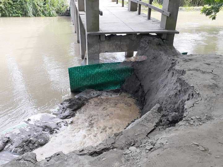 হরিরামপুরে সেতুর সংযোগ সড়কে ধস, চলাচলে বিঘ্ন