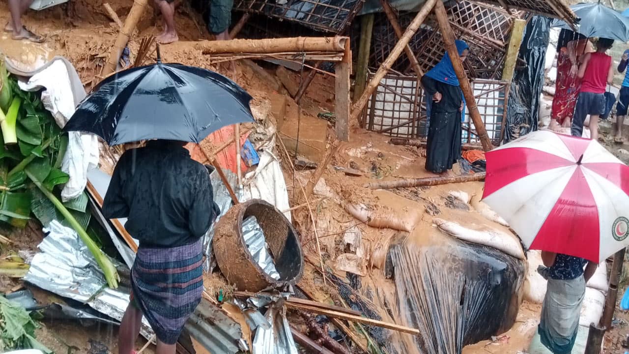 রোহিঙ্গা শিবিরে পাহাড় ধসে ৬ জনের মৃত্যু