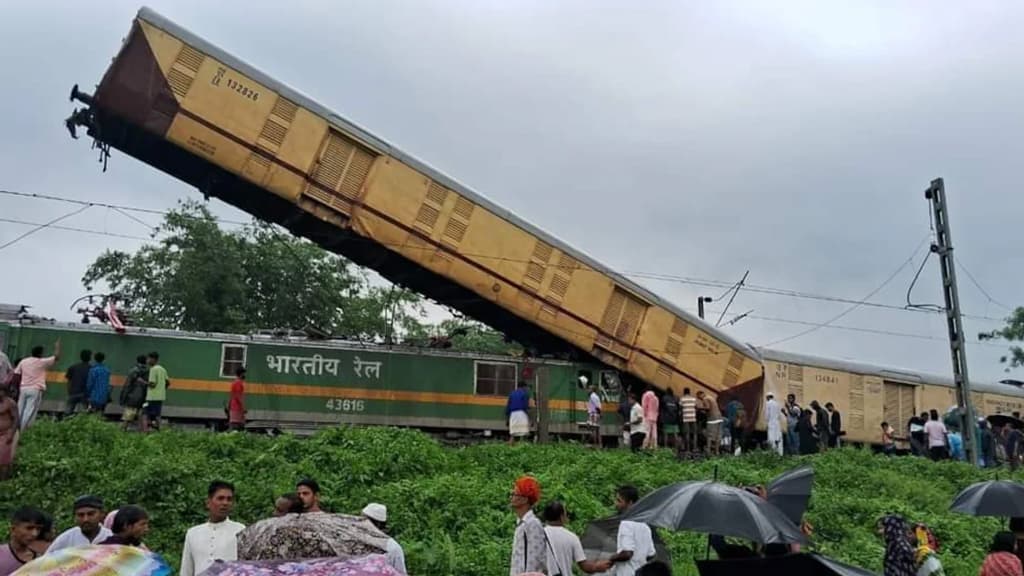 দার্জিলিংয়ে কাঞ্চনজঙ্ঘা এক্সপ্রেসের সঙ্গে মালবাহী ট্রেনের সংঘর্ষে নিহত ১৫, আহত ৬০