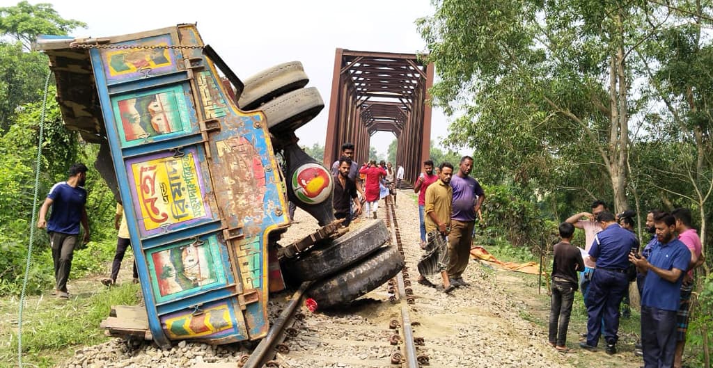 ফেনীতে মালবাহী ট্রেন ও ট্রাকের সংঘর্ষে নিহত ২