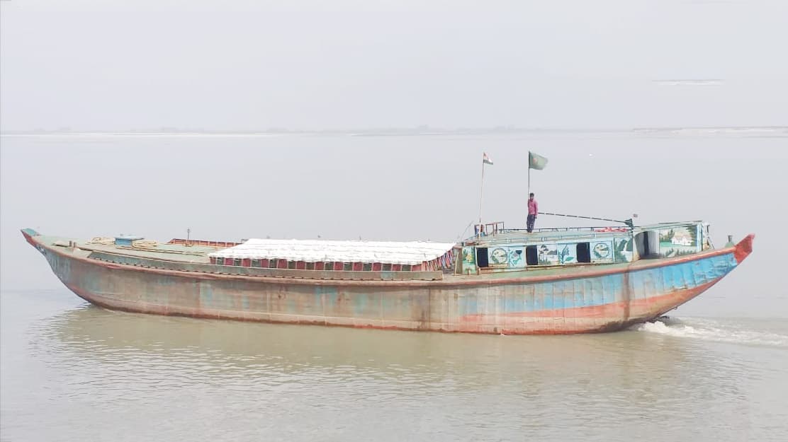 চিলমারী নৌবন্দর ছেড়ে গেল পণ্যবাহী প্রথম জাহাজ