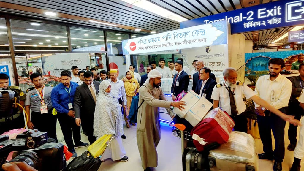 হজের বিমান ভাড়া ৪৫ হাজার টাকা কমাতে প্রধানমন্ত্রীর হস্তক্ষেপ চেয়ে হাবের চিঠি