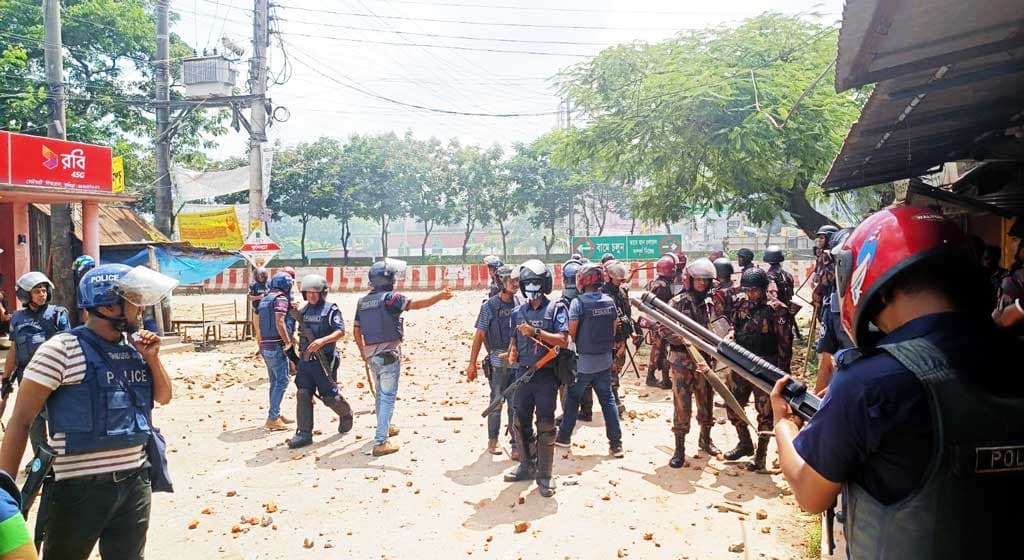 কুমিল্লায় পুলিশ-শিক্ষার্থীর সংঘর্ষে আহত শতাধিক, গাড়িতে অগ্নিসংযোগ