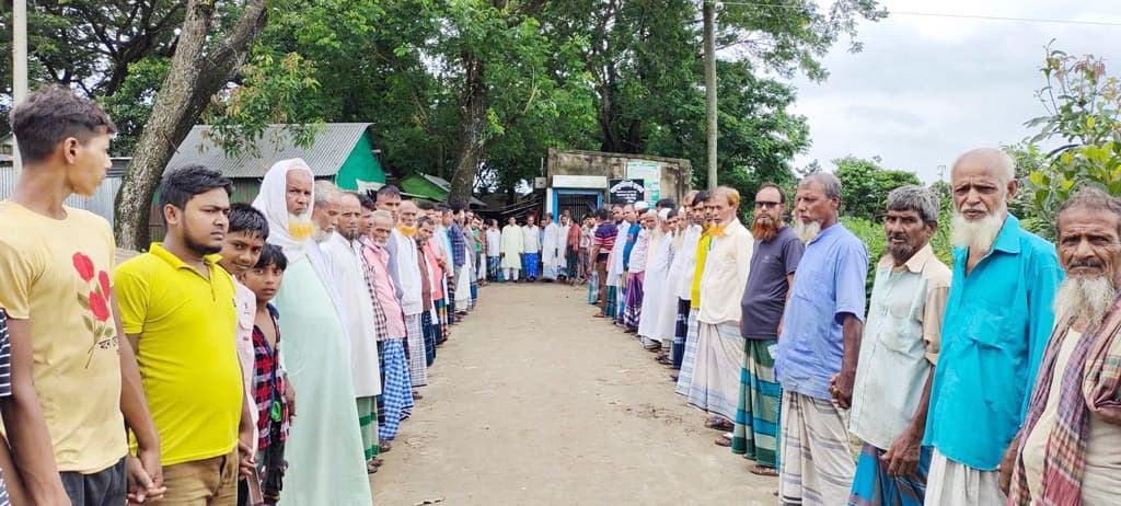 তিতাসে গ্রামীণ বাজার রক্ষার্থে এলাকাবাসীর মানববন্ধন