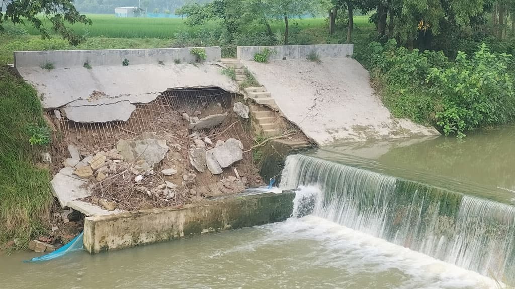 ধসে পড়া ক্রস ড্যামে কৃষকের দুশ্চিন্তা