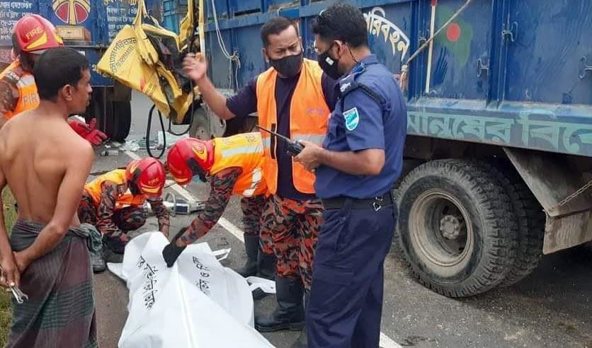 বাসাইলে দুই ট্রাকের সংঘর্ষে নিহত ১