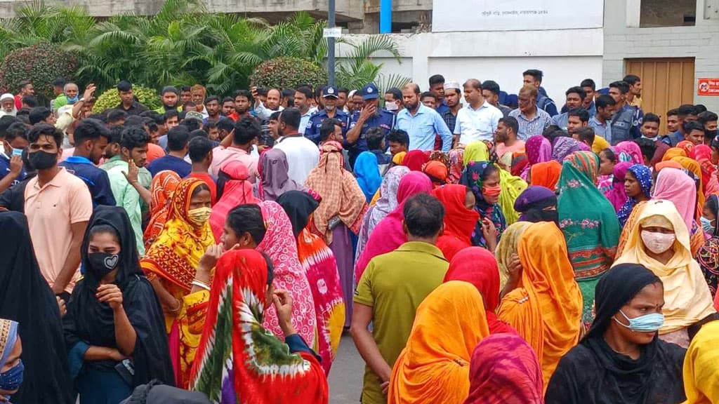 বেতন পরিশোধ ছাড়াই ছাঁটাই, শ্রমিকদের সড়ক অবরোধ 