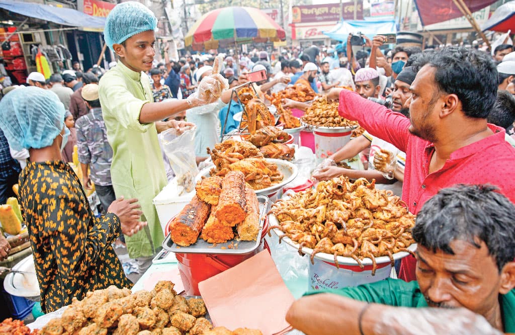 চড়া দামে বাহারি ইফতারি