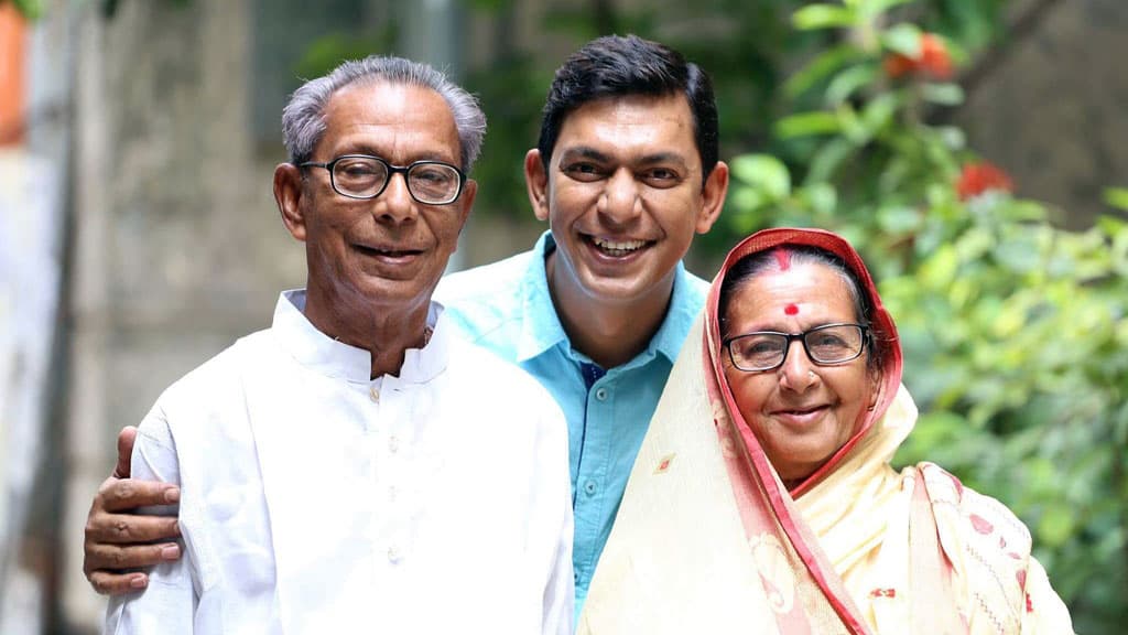 ‘দ্য শো মাস্ট গো অন’: শিল্পীর দায়বদ্ধতার প্রমাণ দিলেন চঞ্চল 