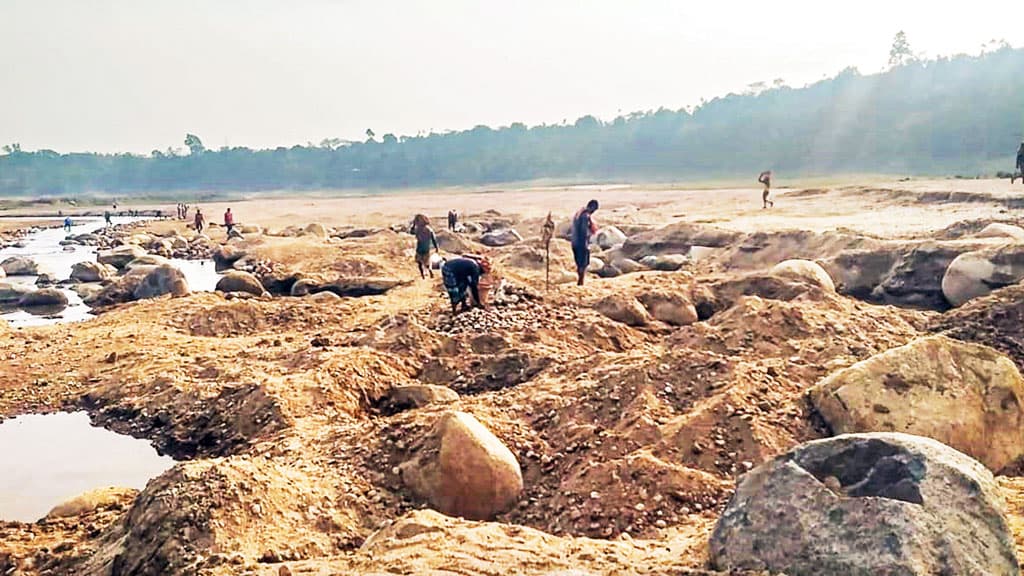 সিলেটে পাথরখেকো চক্রে  নেতা, পিএ ও ব্যবসায়ী