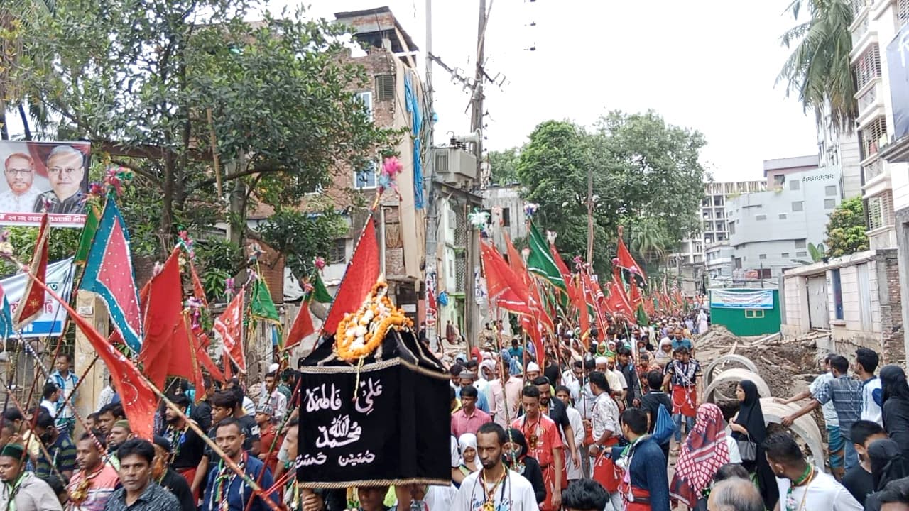 শোকের আবহে এগিয়ে চলছে তাজিয়া মিছিল