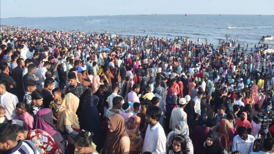 ঈদের ছুটিতে পতেঙ্গা সমুদ্রসৈকতে মানুষের ভিড়