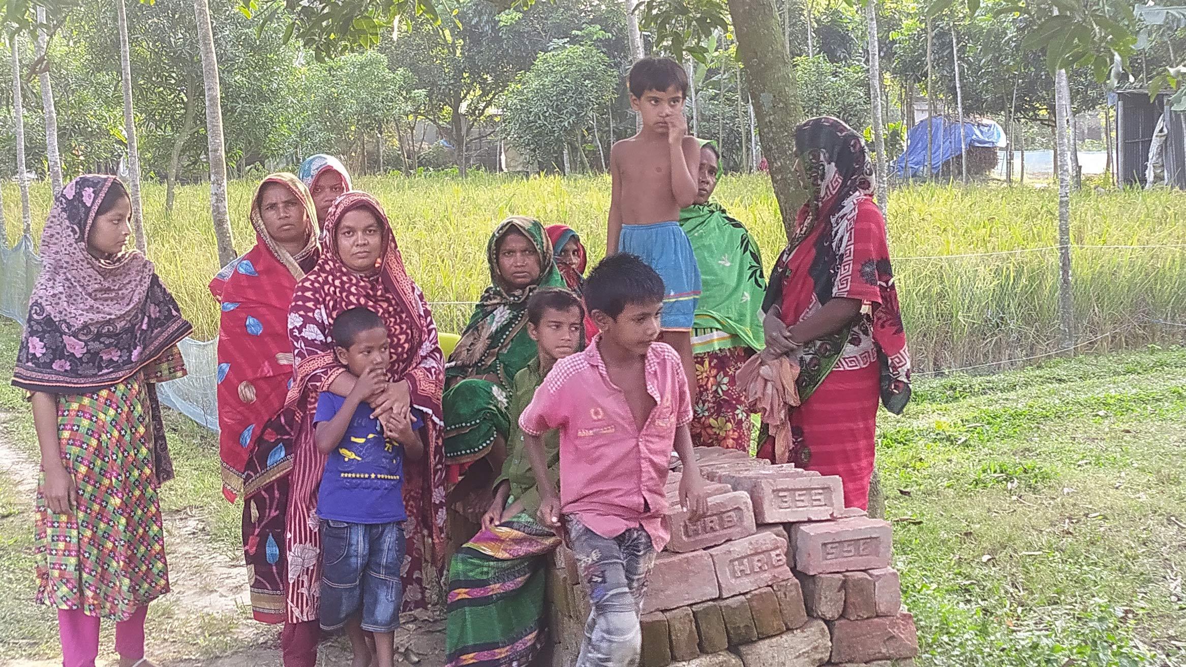 প্রিসাইডিং কর্মকর্তার মামলায় গ্রেপ্তার আতঙ্কে তিন গ্রামের মানুষ