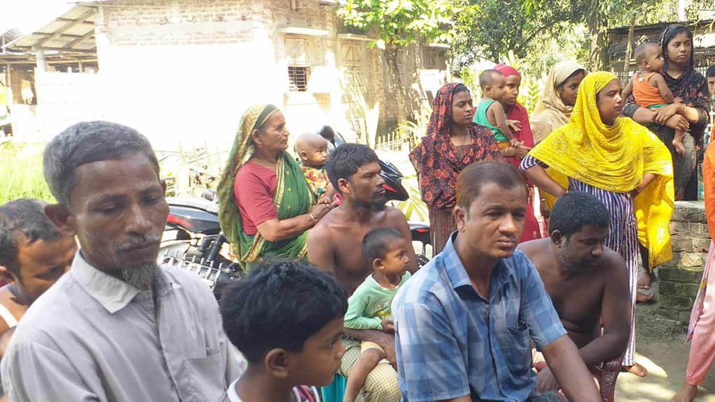 সাভারে স্বামী-স্ত্রী ও সন্তানের গলাকাটা লাশ: গ্রামের বাড়িতে শোকের ছায়া