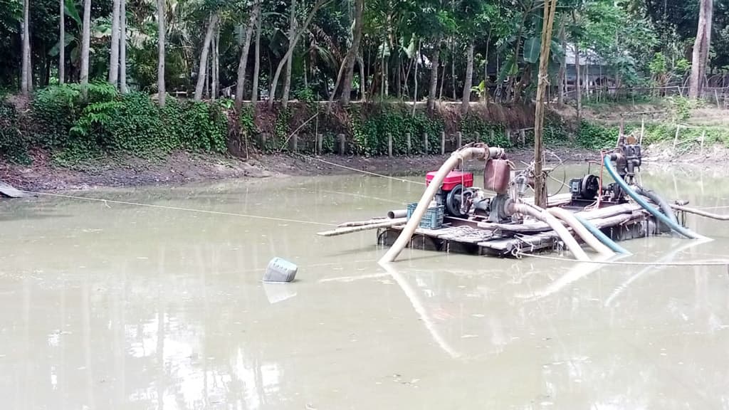 বাবুগঞ্জে থামানো যাচ্ছে না অবৈধভাবে বালু তোলা