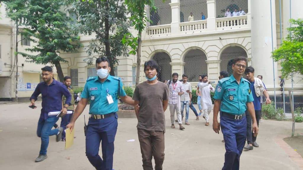 জবিতে ভর্তি পরীক্ষায় প্রক্সি দিতে এসে আটক ঢাবি শিক্ষার্থী