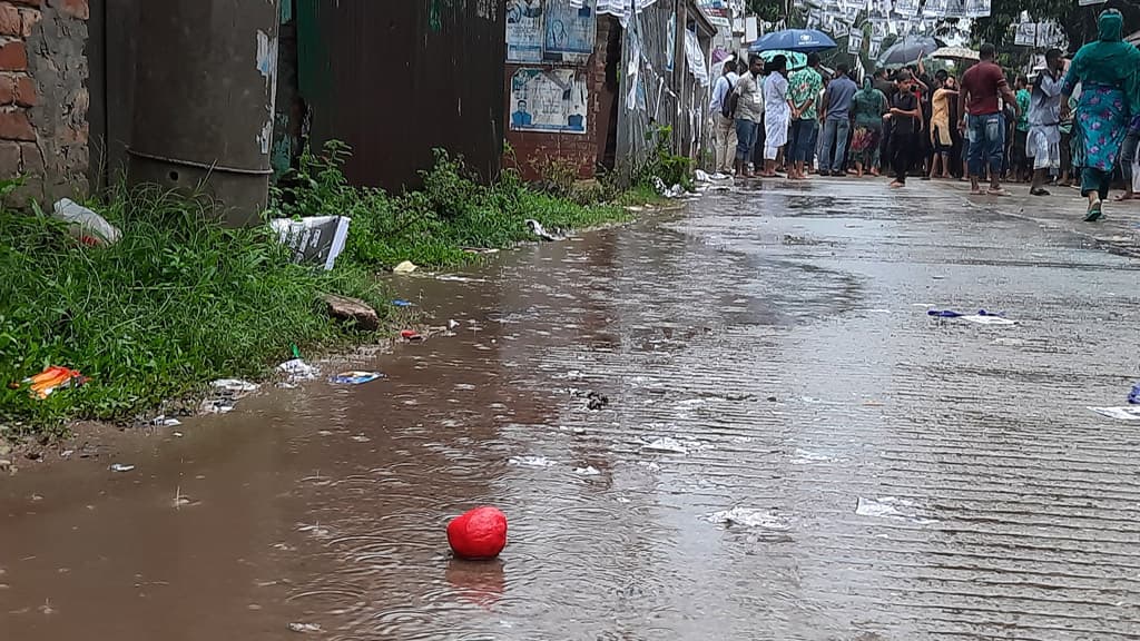 আড়াইহাজার পৌর নির্বাচন: দুই কাউন্সিলর প্রার্থীর সংঘর্ষ, ককটেল বিস্ফোরণ