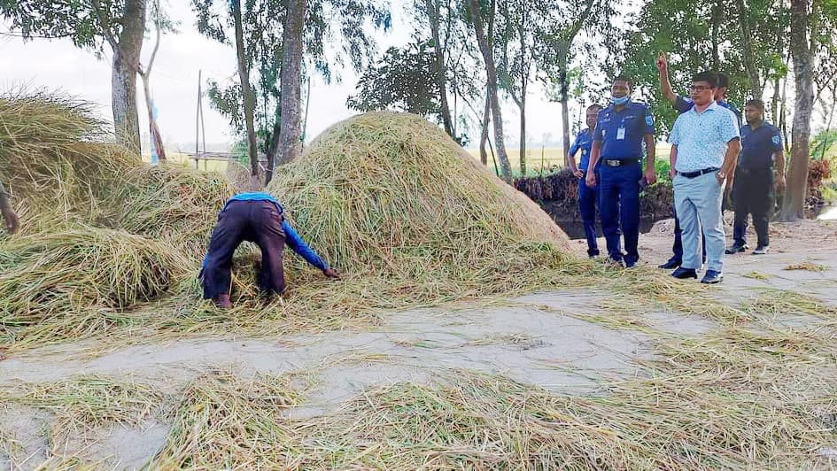 সড়কে শুকানো হচ্ছে খড়, ঘটছে দুর্ঘটনা