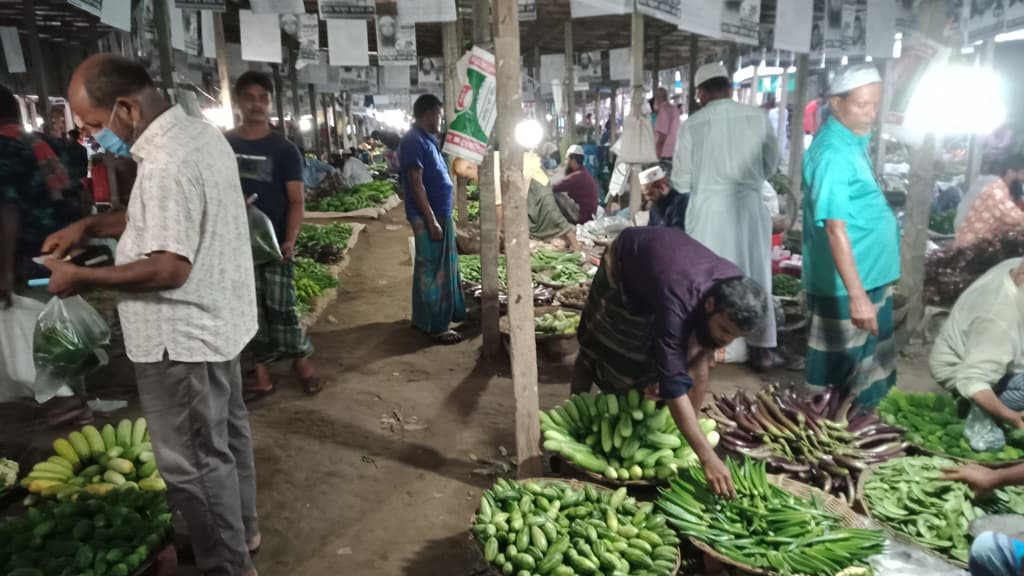 নিত্যপণ্যের বাজারে আগুন