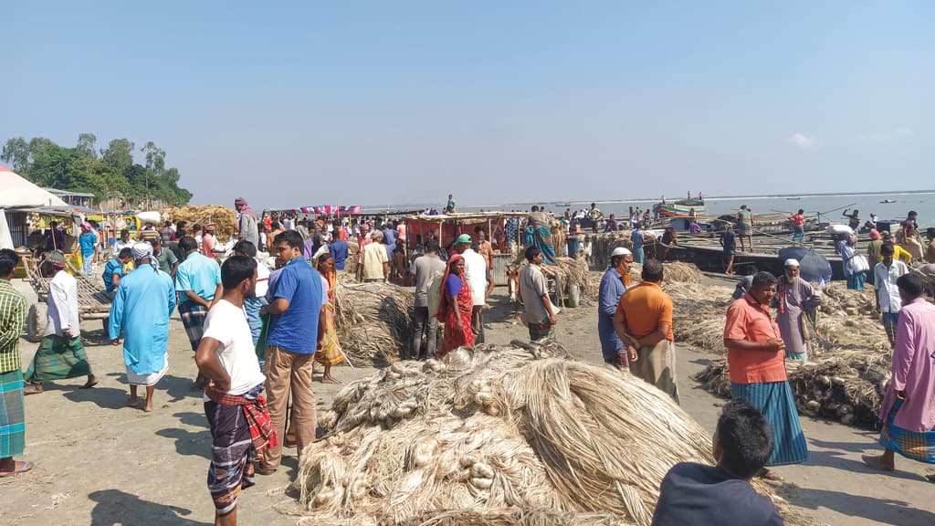 ব্রহ্মপুত্রের বুকে শতবর্ষী হাট