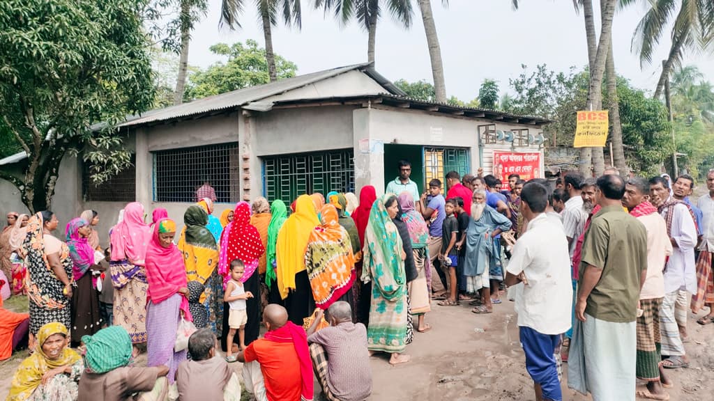 ভোরে দাঁড়িয়েও মিলছে না ওএমএসের চাল