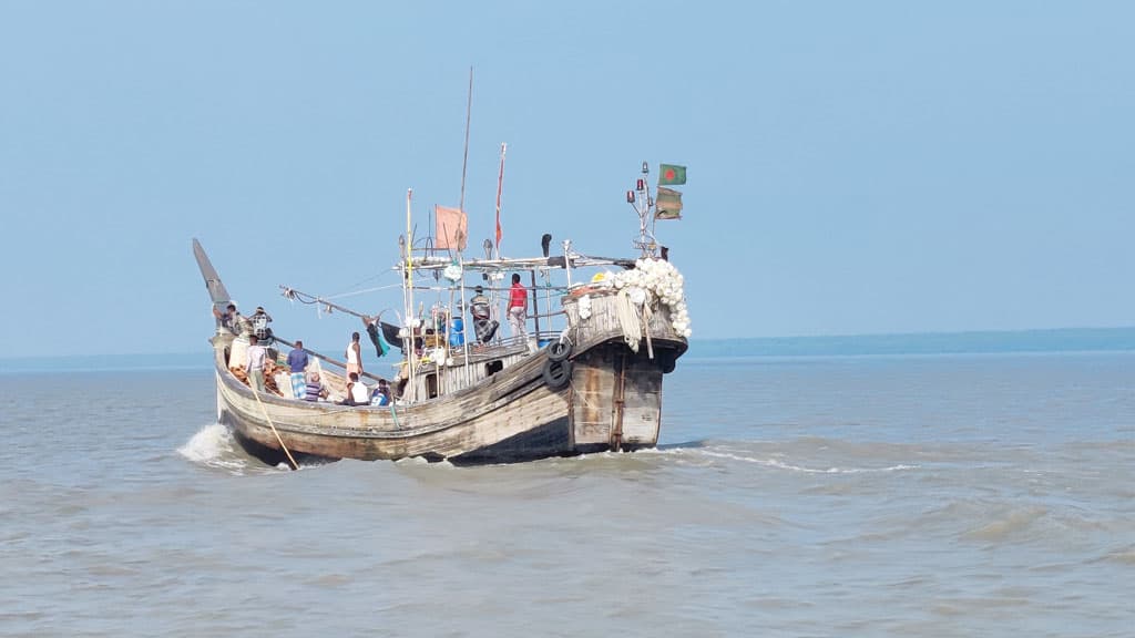 আহত ৯ জেলেসহ ডাকাতির শিকার ট্রলার উদ্ধার