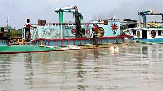 মুলাদীতে রাতে আঁধারে বালু উত্তোলন করা হচ্ছে, বৃদ্ধি পেয়েছে নদীভাঙন