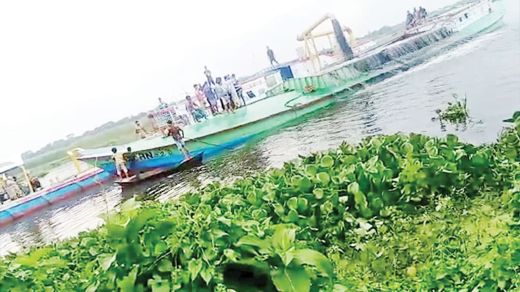 ব্রহ্মপুত্রে অবাধে বালু উত্তোলন