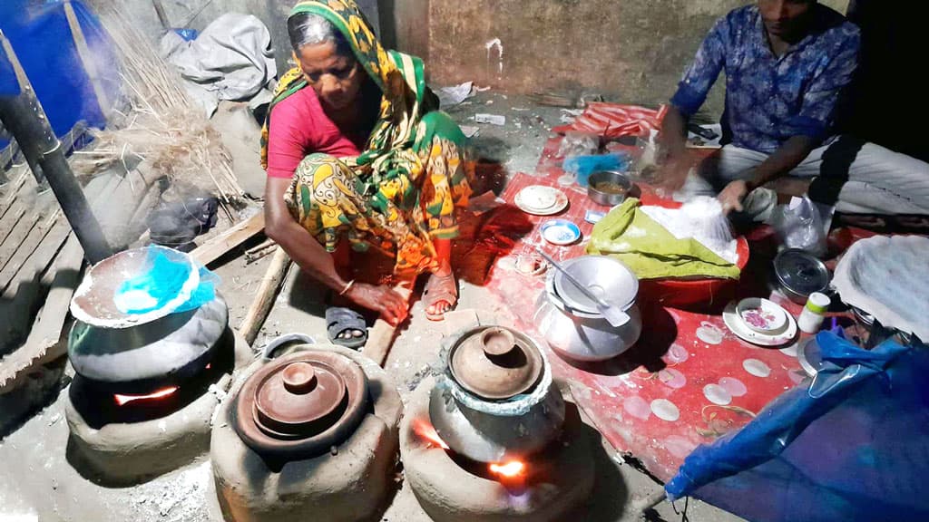 শীতের আগমনে ঠাকুরগাঁওয়ে পিঠা বিক্রির ধুম 