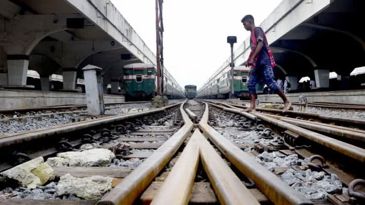 নলডাঙ্গায় ট্রেনে কাটা পড়ে নিহত ১