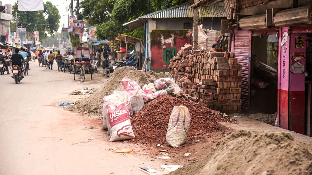 ফুটপাতে ইট-বালু, দুর্ভোগ