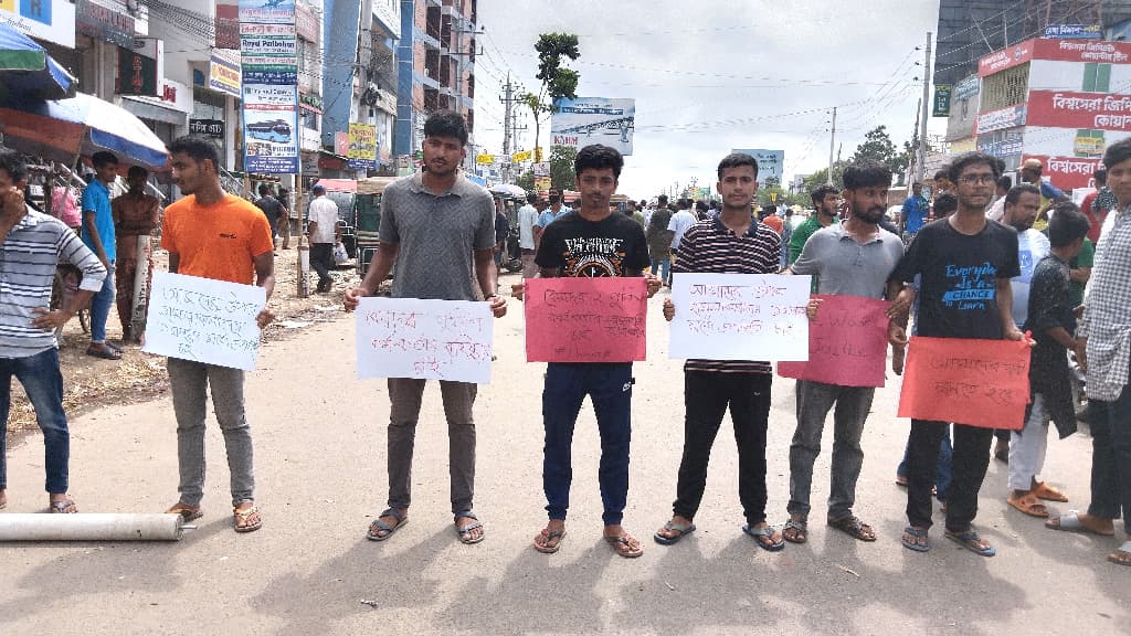 খুবি শিক্ষার্থীকে মারধর, আড়াই ঘণ্টা সড়ক অবরোধ