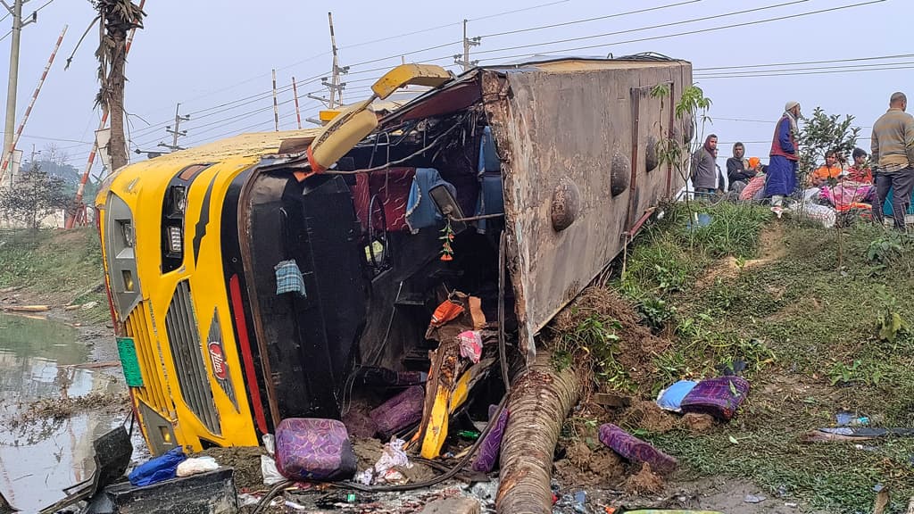 চরমোনাই পীরের ওরসে যাওয়ার পথে বাস উল্টে চালকের মৃত্যু, আহত ১৫