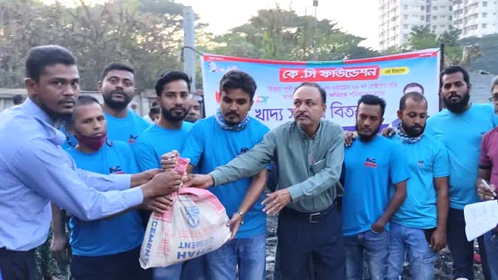 উত্তরার অগ্নিকাণ্ডে ক্ষতিগ্রস্তদের মধ্যে খাদ্যসামগ্রী বিতরণ