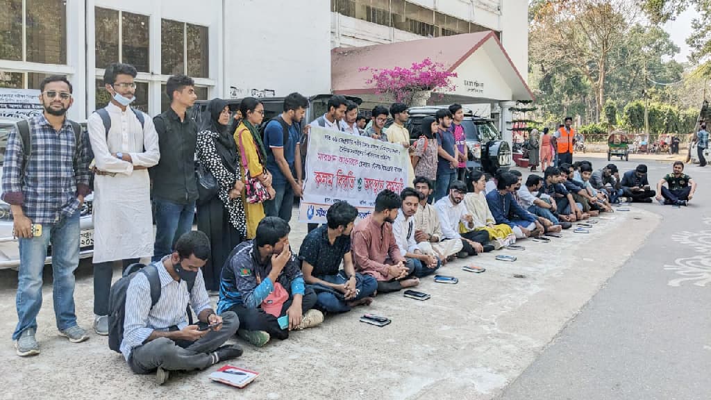 চবিতে সাংবাদিককে হেনস্তার বিচার দাবিতে ৪ ঘণ্টার কলম বিরতি