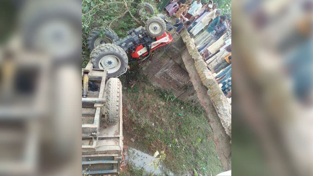 সেতুর রেলিং ভেঙে লরি খাদে, চালকের সহকারী নিহত