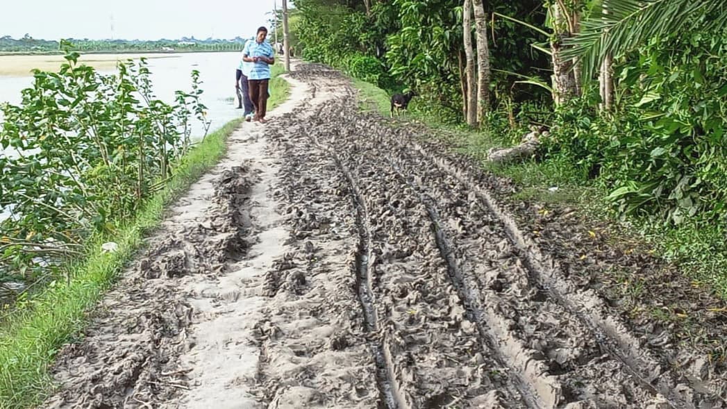 একটিমাত্র রাস্তা, তা-ও কাঁচা