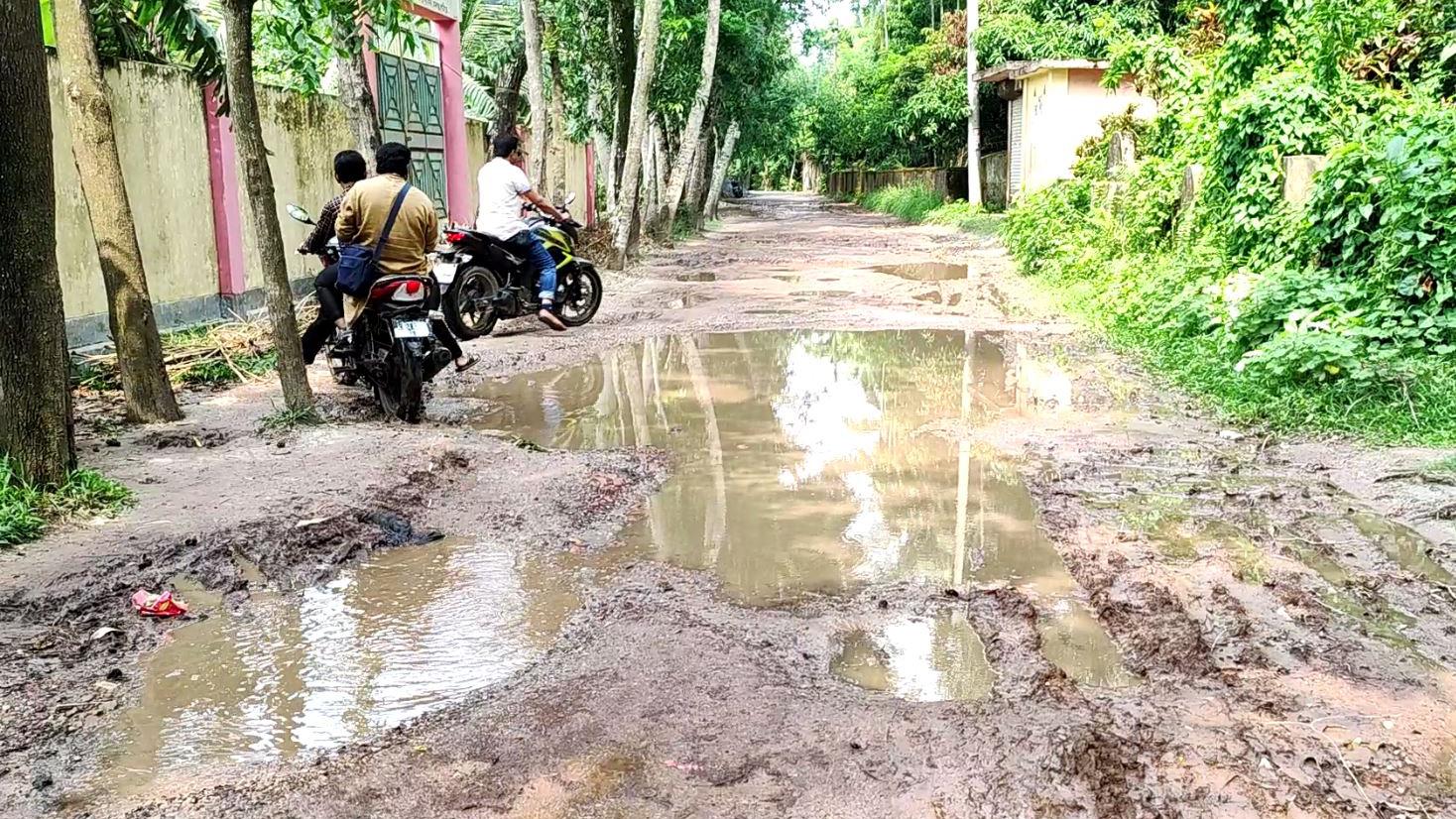 খানাখন্দে পানি, চলাচল দায়