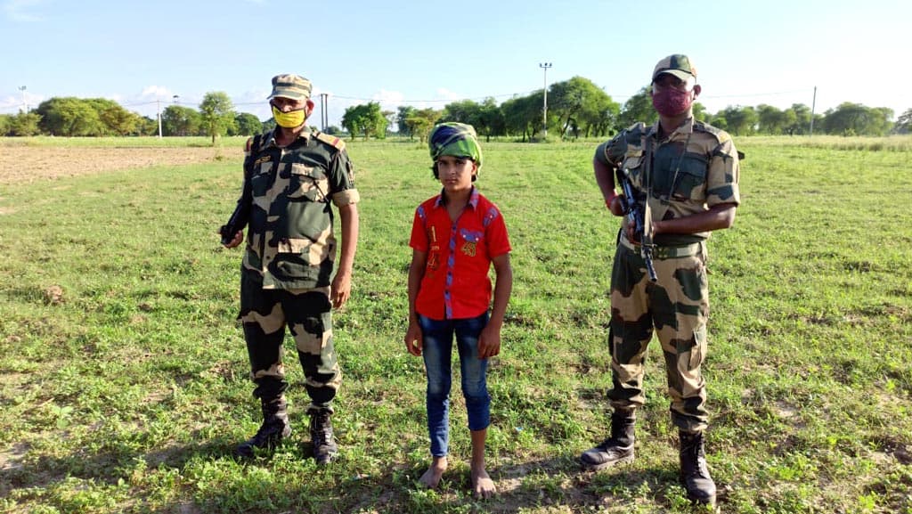 দাদার সঙ্গে দেখা করতে গিয়ে বিএসএফের হাতে ধরা পড়ল কিশোর